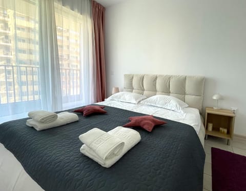Bed, Bedroom, towels