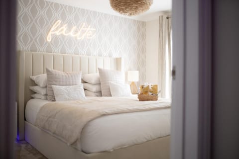 Bed, Photo of the whole room, Bedroom