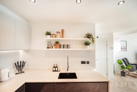 Exquisite 6 Bedroom Luxury Home Manchester House in Manchester