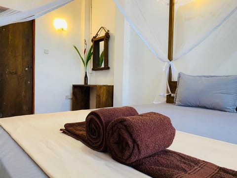 Bed, Bedroom, towels