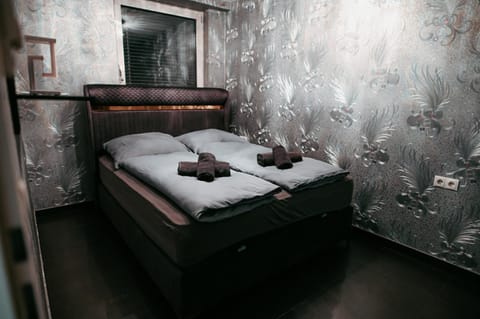 Bed, Photo of the whole room, Bedroom, towels