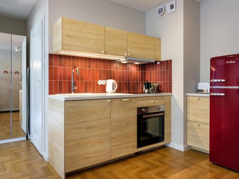 Coffee/tea facilities, Kitchen or kitchenette, dishwasher, stove, toaster