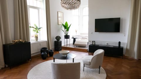 TV and multimedia, Living room, Seating area, Evening entertainment