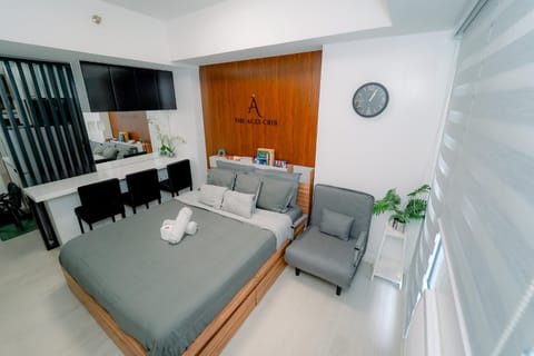 Bed, Living room, Photo of the whole room, Seating area, Dining area, Bedroom