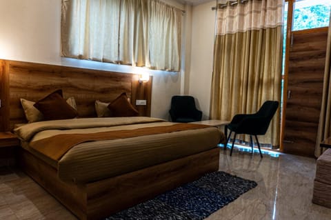 Bed, Living room, Photo of the whole room, Seating area, Dining area, Bedroom
