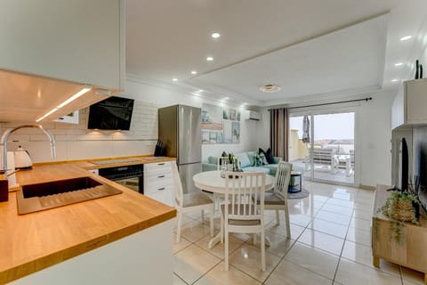 TV and multimedia, Kitchen or kitchenette, Living room, Seating area, Dining area, dishwasher, oven, stove