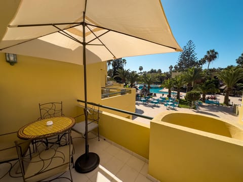 Property building, Day, Garden, Balcony/Terrace, Garden view, Pool view, Swimming pool