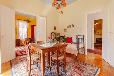 Bed, Seating area, Dining area