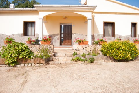 Property building, Facade/entrance, Day, Garden, Garden view