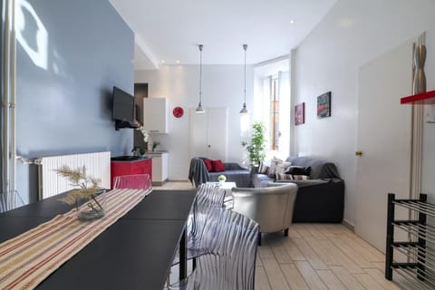 Communal lounge/ TV room, TV and multimedia, Kitchen or kitchenette, Living room, Seating area, Dining area, internet