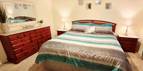 Hot Air Balloon Haven, Hot Tub, King Bed, Office, Foosball, Bball House in Albuquerque