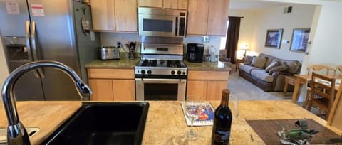 Hot Air Balloon Haven, Hot Tub, King Bed, Office, Foosball, Bball House in Albuquerque