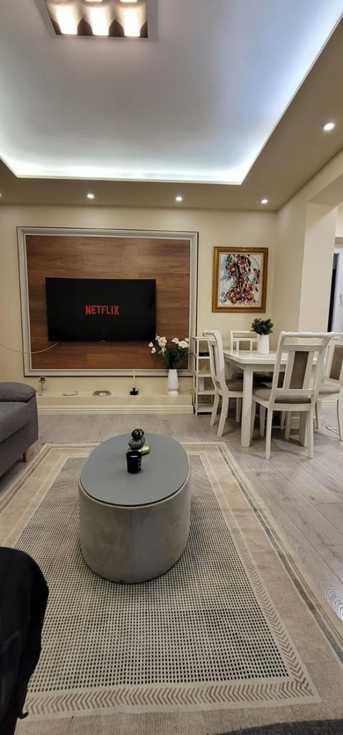 TV and multimedia, Living room, Seating area, Dining area