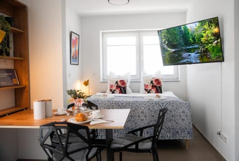 Bed, TV and multimedia, Dining area