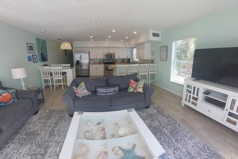 TV and multimedia, Kitchen or kitchenette, Living room, Seating area, Dining area, minibar, pet friendly