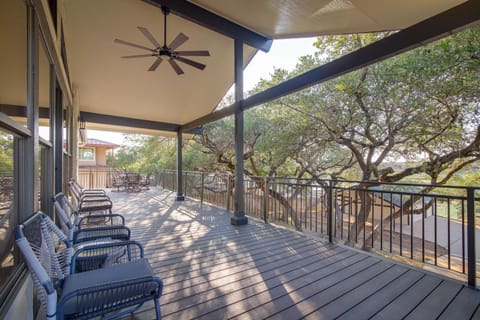 Lake Travis Home with Dock and Game Room! Group Escape House in Lago Vista