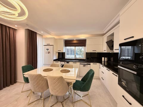 Dining area, kitchen