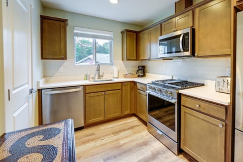 Easy Commuting! Modern SeaTac Unit with Fireplace Apartment in SeaTac