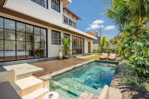 Luxe 4-Bedroom Villa - Private Pool & Fast Wi-Fi Villa in North Kuta