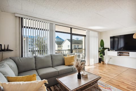Communal lounge/ TV room, TV and multimedia, Living room, Seating area, Evening entertainment