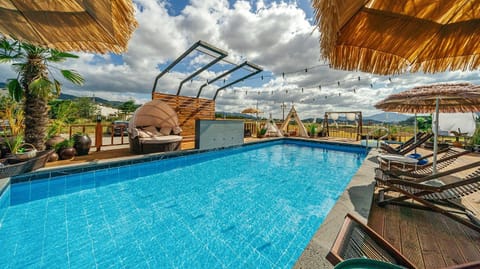 Day, Natural landscape, Pool view, Swimming pool, Swimming pool, sunbed