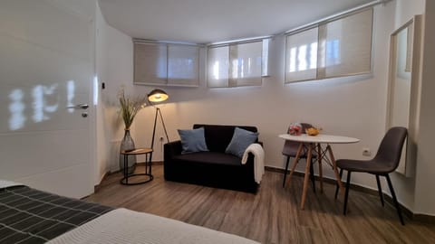 Bed, Living room, Photo of the whole room, Seating area, Dining area, Bedroom