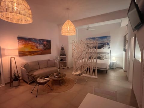 Communal lounge/ TV room, Bed, TV and multimedia, Living room, Photo of the whole room, Seating area, Bedroom