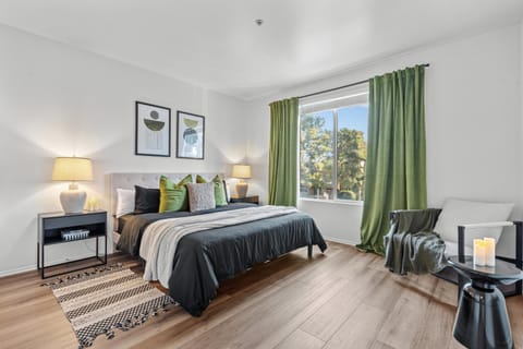 Bed, Photo of the whole room, Seating area, Bedroom, hair dresser