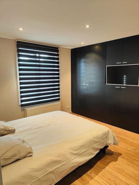 Bed, TV and multimedia, Bedroom