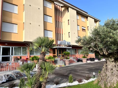 Property building, Spring, Day, Parking