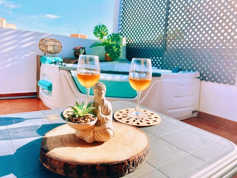 Hot Tub, Dining area