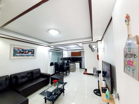 Communal lounge/ TV room, TV and multimedia, Living room, Seating area, Evening entertainment