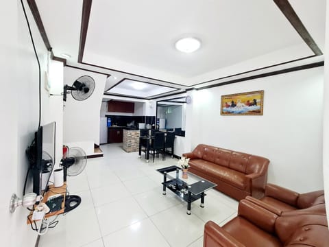 Communal lounge/ TV room, TV and multimedia, Living room, Seating area, Evening entertainment