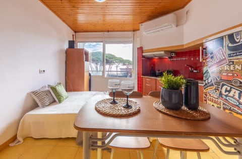 Kitchen or kitchenette, air conditioner
