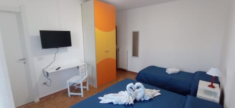 Bed, TV and multimedia, Photo of the whole room, Bedroom, towels