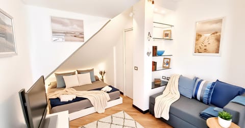 Bed, Living room, Photo of the whole room, Seating area, Bedroom