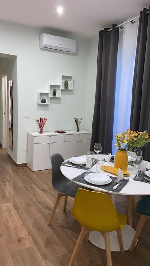 Seating area, Dining area, air conditioner