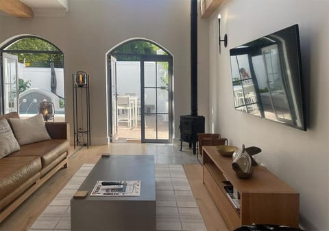 Communal lounge/ TV room, TV and multimedia, Living room, Seating area