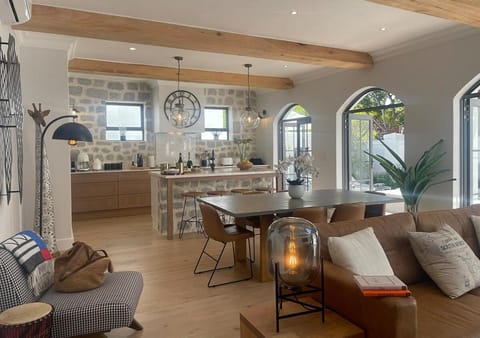 Kitchen or kitchenette, Living room, Seating area, Dining area