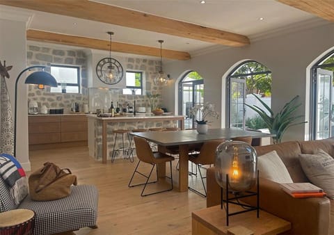 Kitchen or kitchenette, Living room, Seating area, Dining area