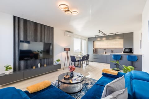 Communal lounge/ TV room, TV and multimedia, Kitchen or kitchenette, Living room, Seating area, Dining area, Evening entertainment
