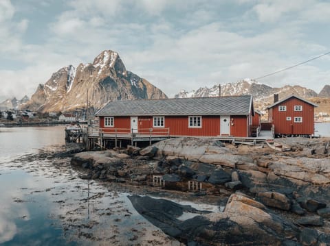 Arctic Fishermans Lodge- SAUNA included House in Lofoten