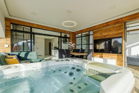 Communal lounge/ TV room, Hot Tub, Seating area, Bath