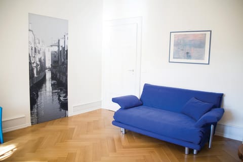 Bed, Living room, Photo of the whole room, Decorative detail, Decorative detail, Bedroom