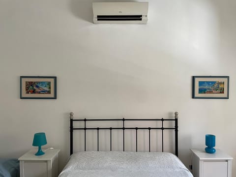 Bed, Bedroom, air conditioner