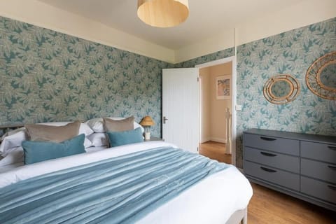 Photo of the whole room, Bedroom, wardrobe