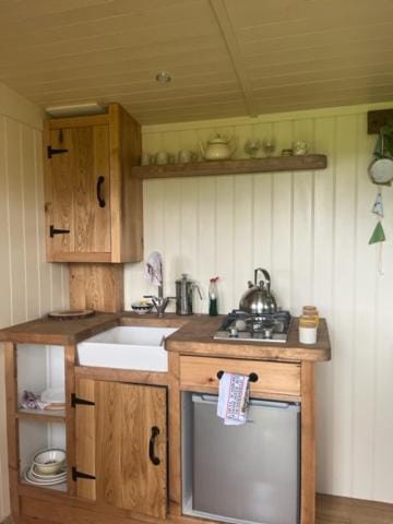 Honeysuckle Shepherd's Hut Luxury tent in England