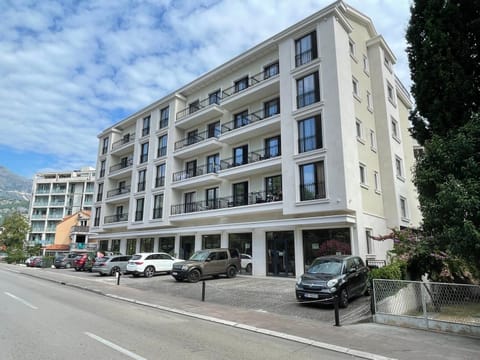 Property building, Day, Neighbourhood, Street view, Location, Parking