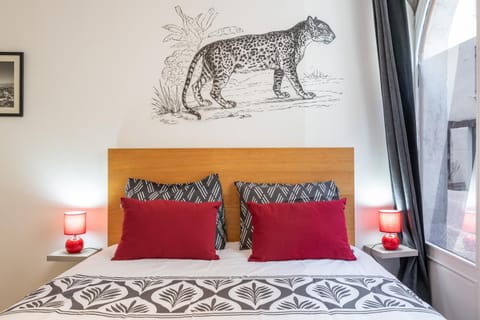 Bed, Photo of the whole room, Decorative detail, Bedroom