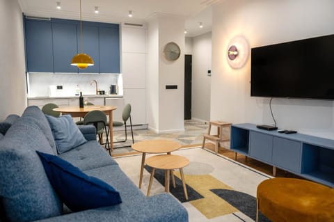 TV and multimedia, Kitchen or kitchenette, Living room, Seating area, Dining area
